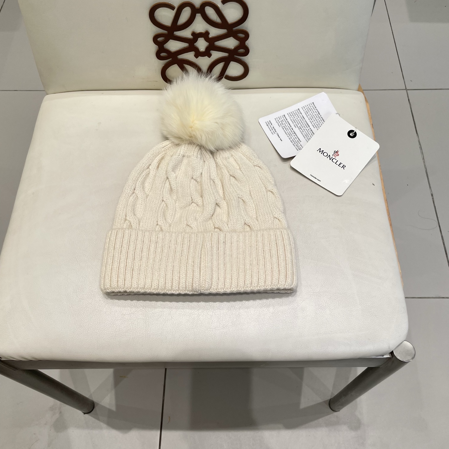   经典蒙口毛线帽
秋冬颜值超高的单品之一
真狐狸毛球 毛质非常紧致有质感！
四个颜色哦～拍照很上镜👋