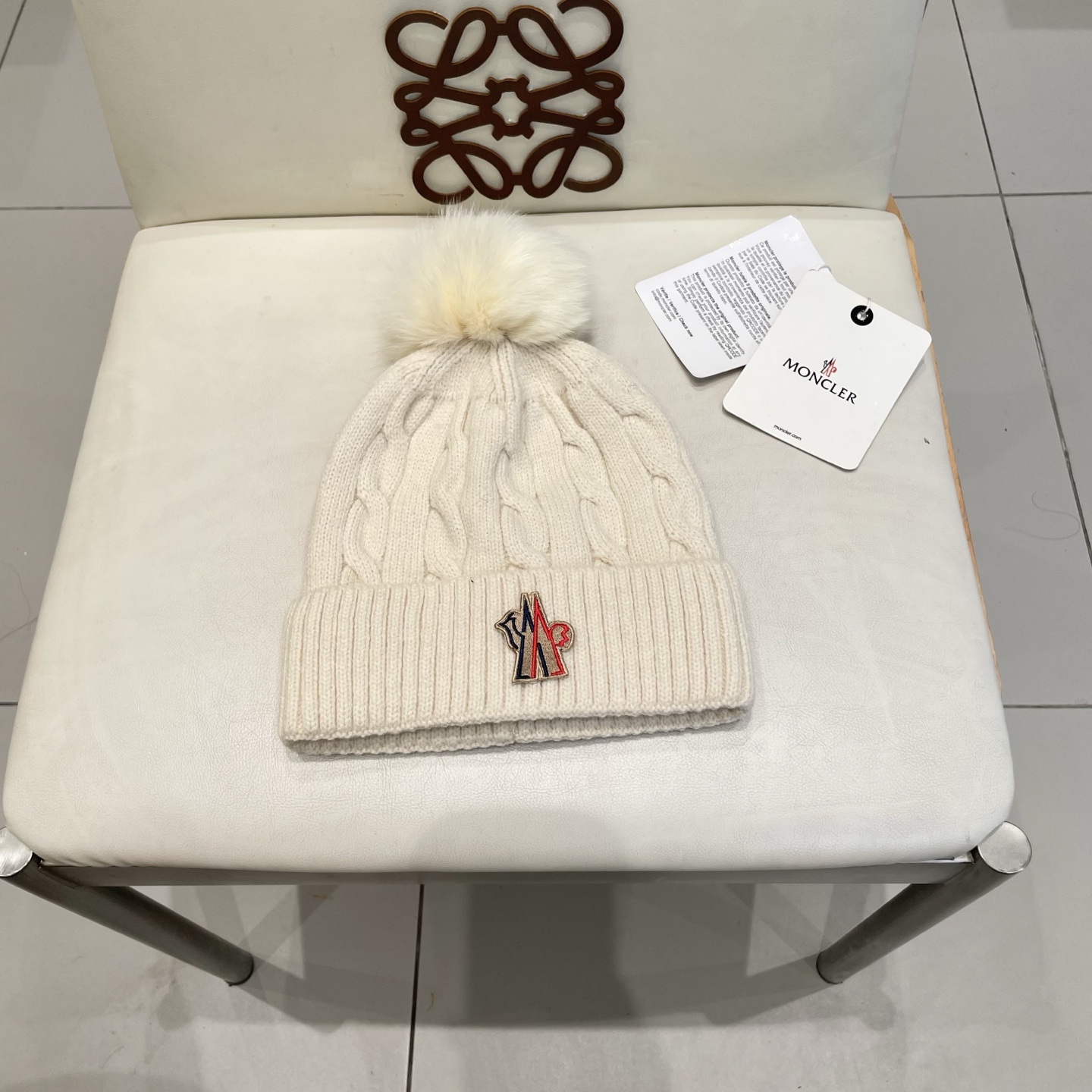   经典蒙口毛线帽
秋冬颜值超高的单品之一
真狐狸毛球 毛质非常紧致有质感！
四个颜色哦～拍照很上镜👋