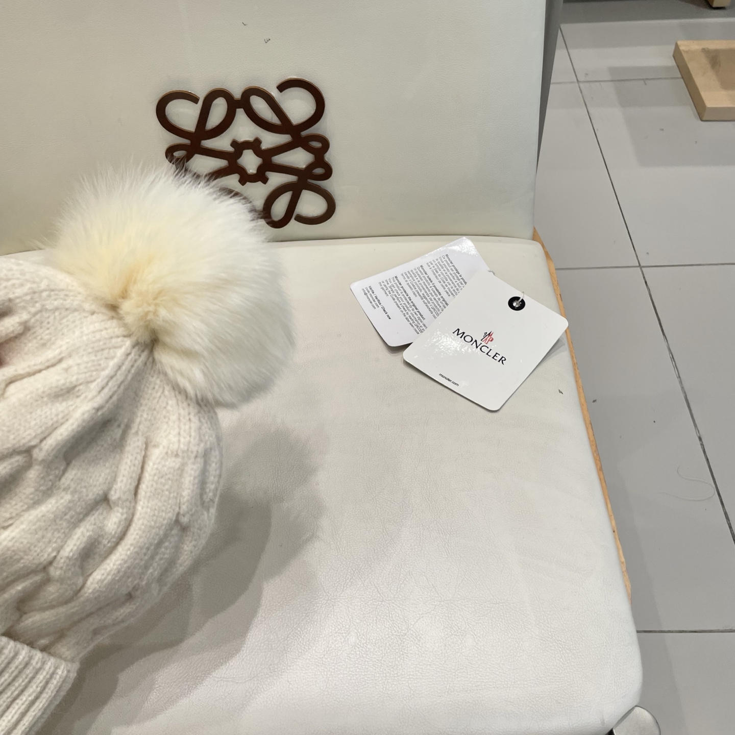   经典蒙口毛线帽
秋冬颜值超高的单品之一
真狐狸毛球 毛质非常紧致有质感！
四个颜色哦～拍照很上镜👋