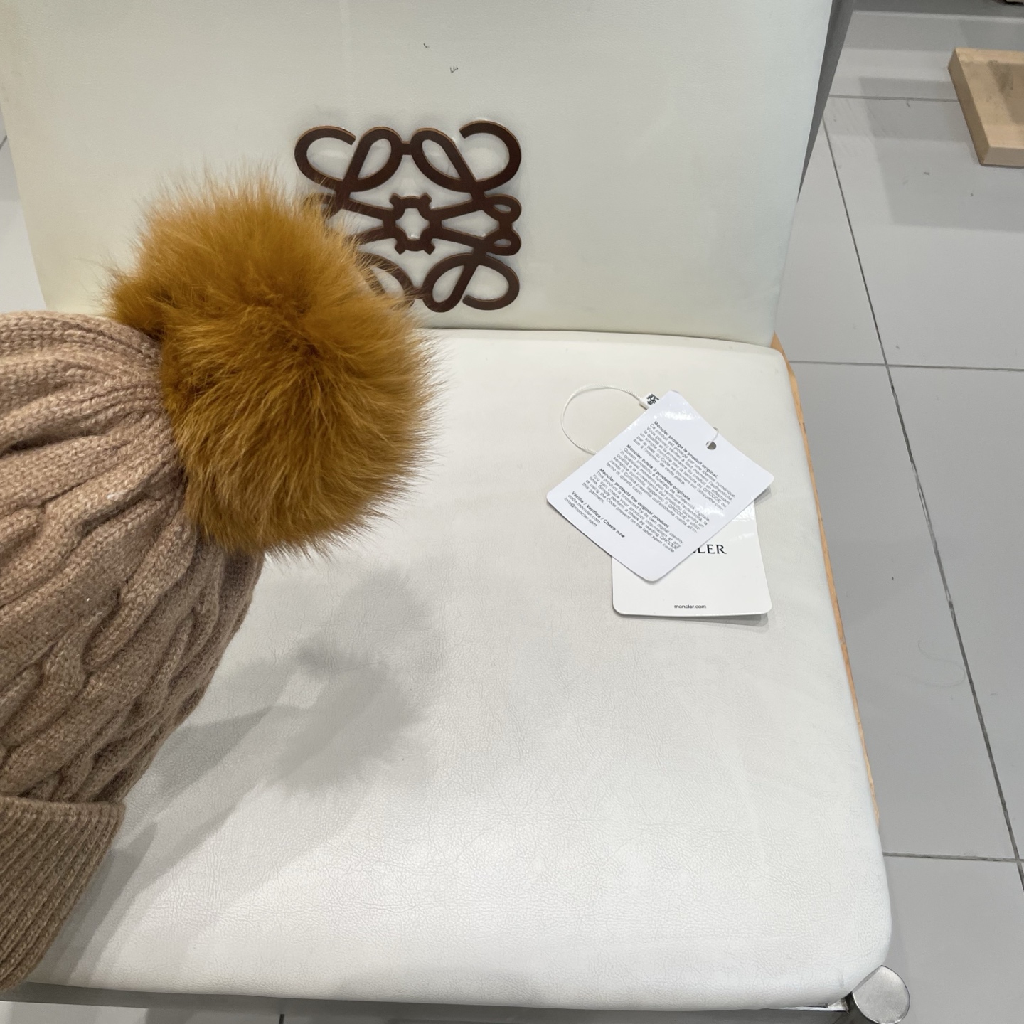   经典蒙口毛线帽
秋冬颜值超高的单品之一
真狐狸毛球 毛质非常紧致有质感！
四个颜色哦～拍照很上镜👋