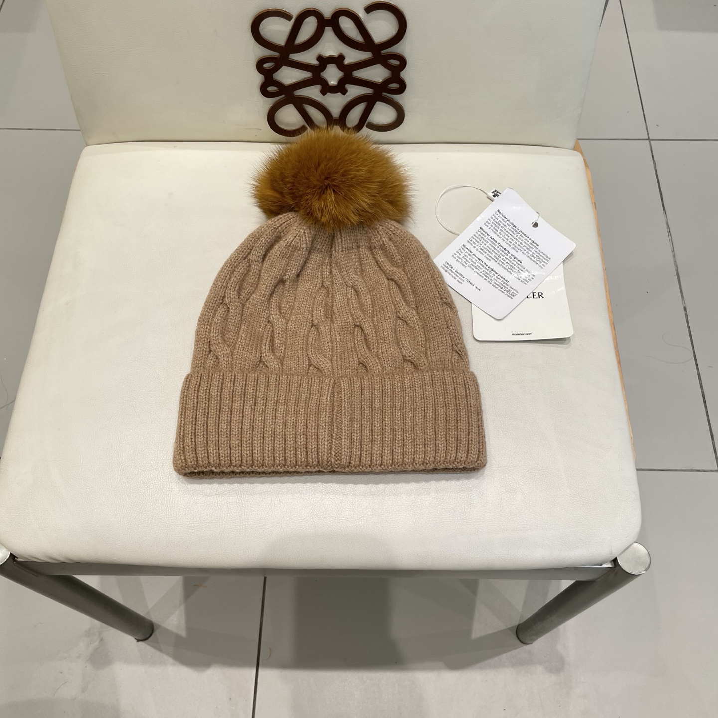   经典蒙口毛线帽
秋冬颜值超高的单品之一
真狐狸毛球 毛质非常紧致有质感！
四个颜色哦～拍照很上镜👋