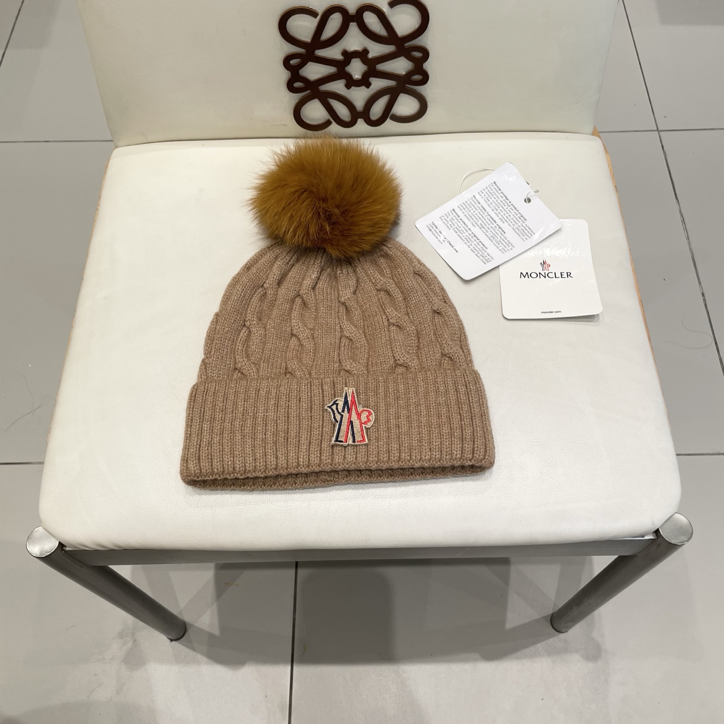   经典蒙口毛线帽
秋冬颜值超高的单品之一
真狐狸毛球 毛质非常紧致有质感！
四个颜色哦～拍照很上镜👋