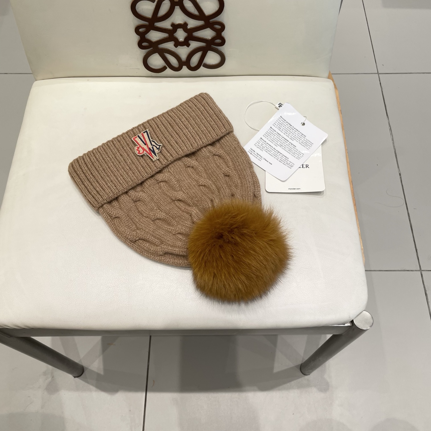   经典蒙口毛线帽
秋冬颜值超高的单品之一
真狐狸毛球 毛质非常紧致有质感！
四个颜色哦～拍照很上镜👋