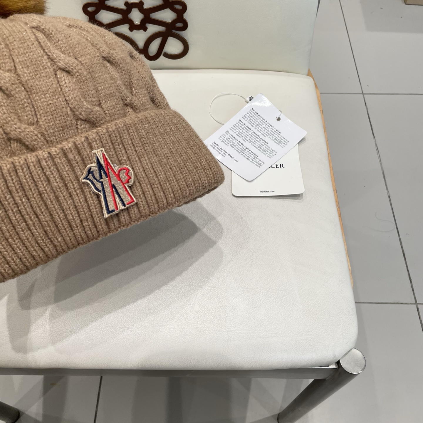   经典蒙口毛线帽
秋冬颜值超高的单品之一
真狐狸毛球 毛质非常紧致有质感！
四个颜色哦～拍照很上镜👋