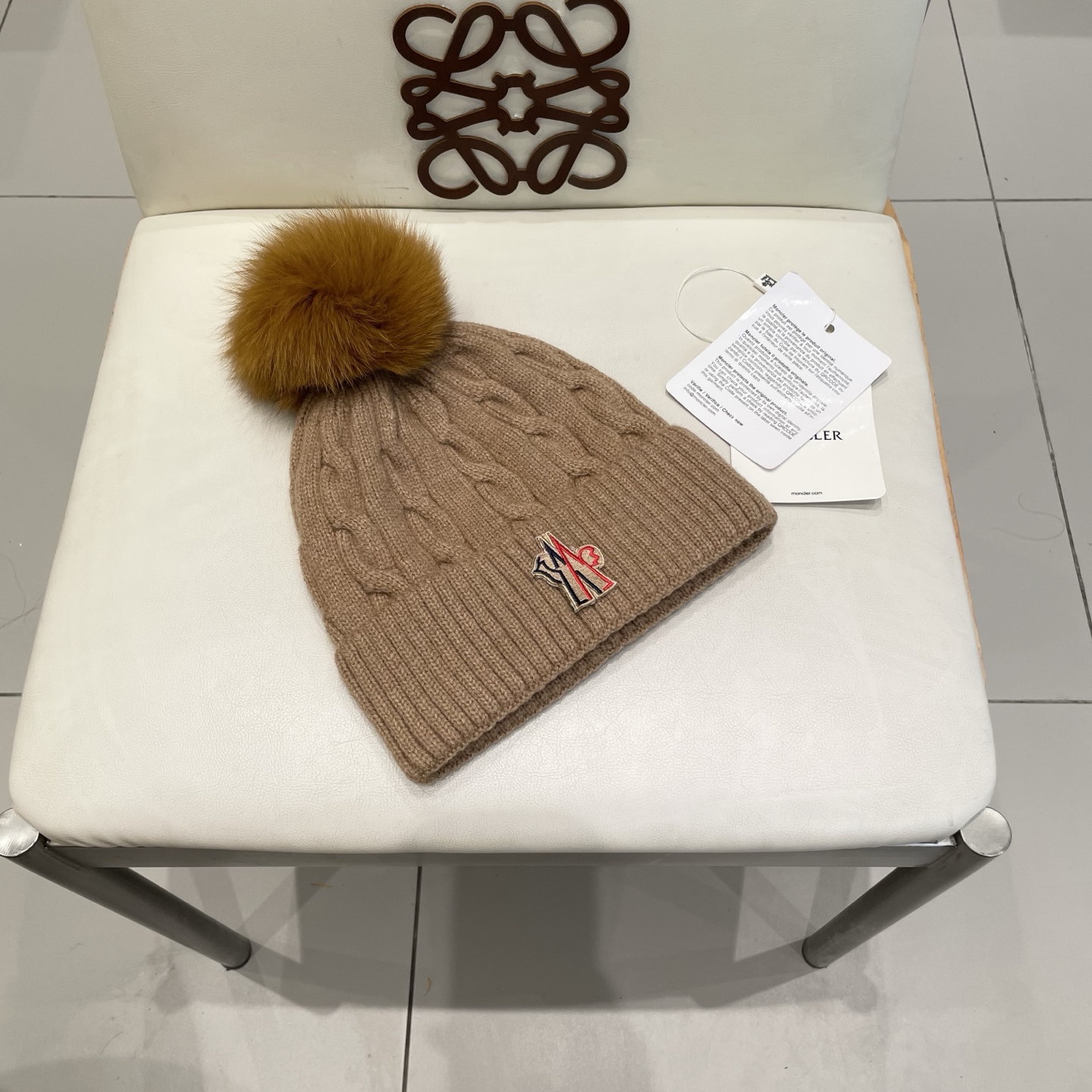   经典蒙口毛线帽
秋冬颜值超高的单品之一
真狐狸毛球 毛质非常紧致有质感！
四个颜色哦～拍照很上镜👋