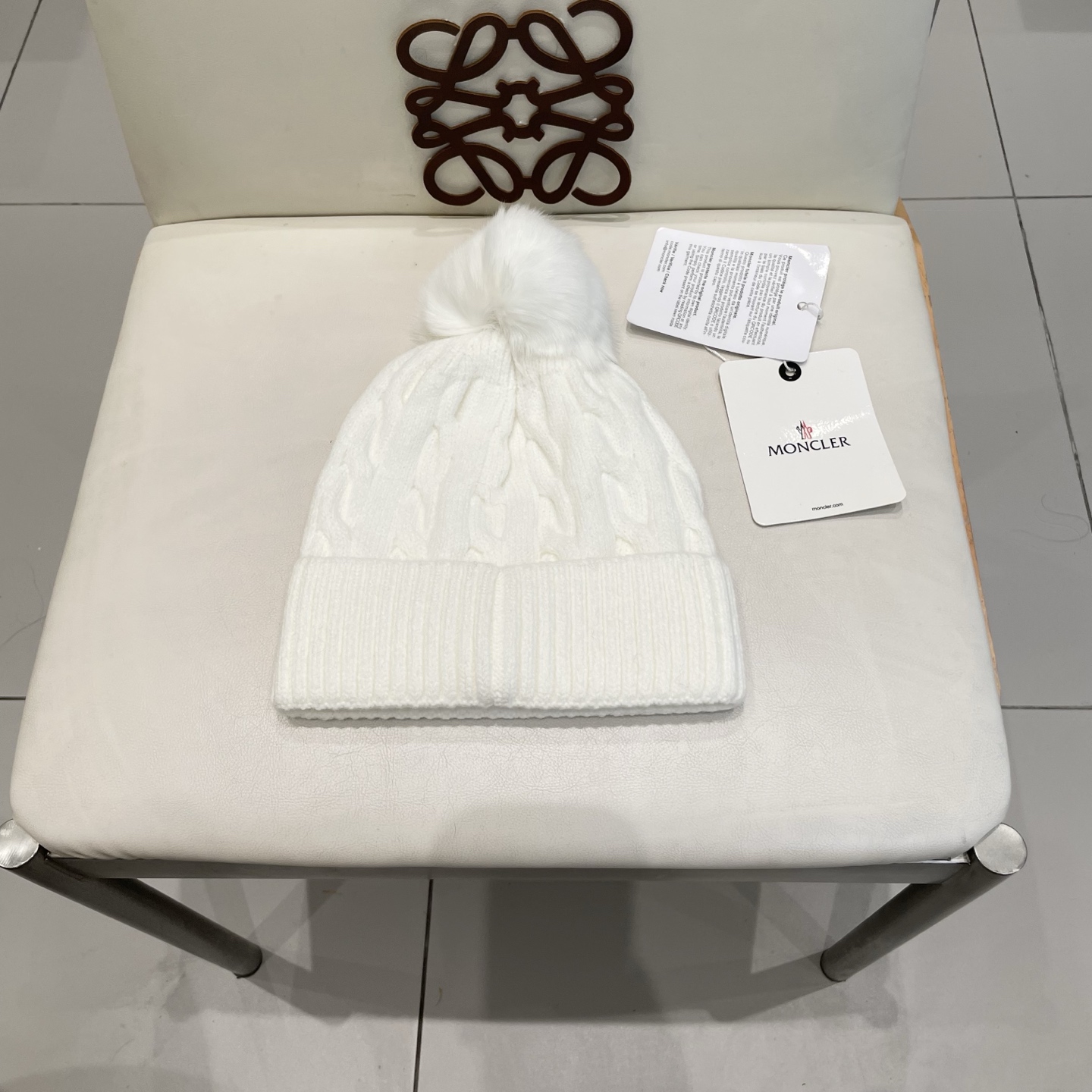   经典蒙口毛线帽
秋冬颜值超高的单品之一
真狐狸毛球 毛质非常紧致有质感！
四个颜色哦～拍照很上镜👋