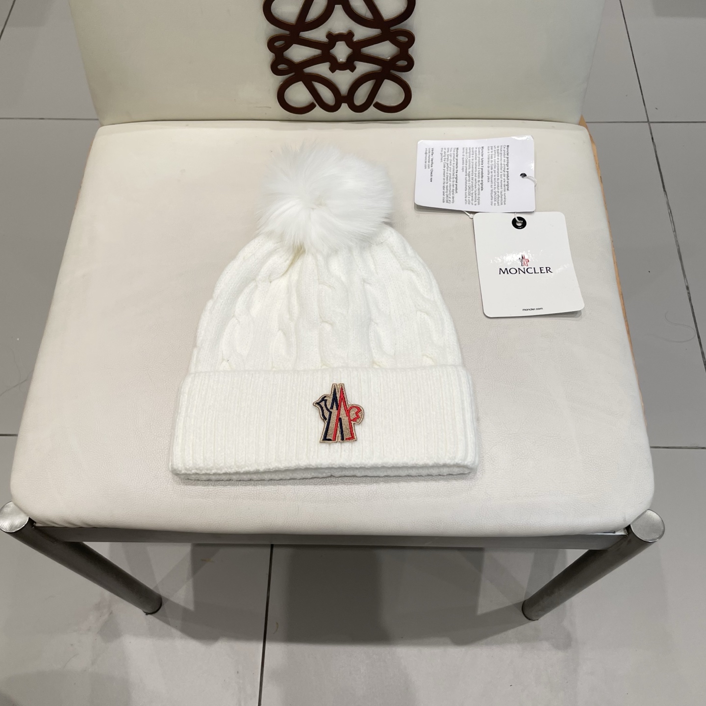   经典蒙口毛线帽
秋冬颜值超高的单品之一
真狐狸毛球 毛质非常紧致有质感！
四个颜色哦～拍照很上镜👋