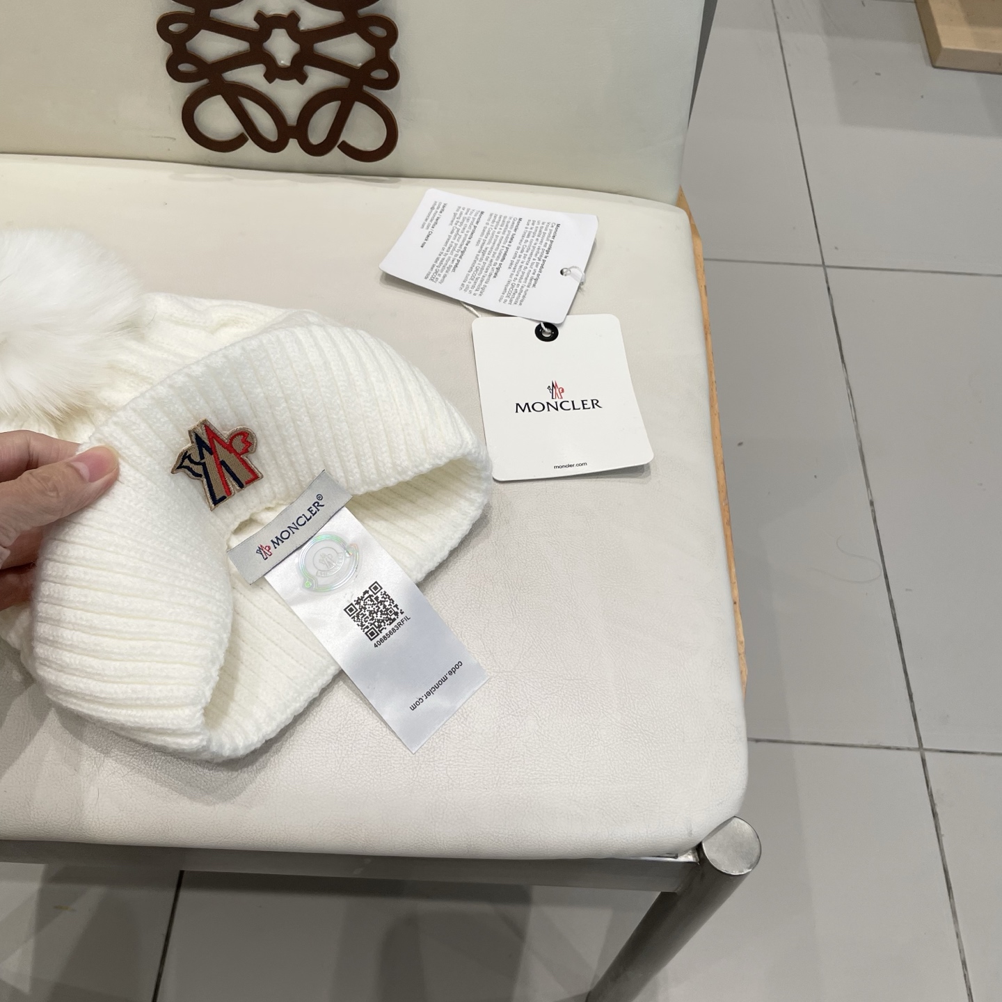   经典蒙口毛线帽
秋冬颜值超高的单品之一
真狐狸毛球 毛质非常紧致有质感！
四个颜色哦～拍照很上镜👋