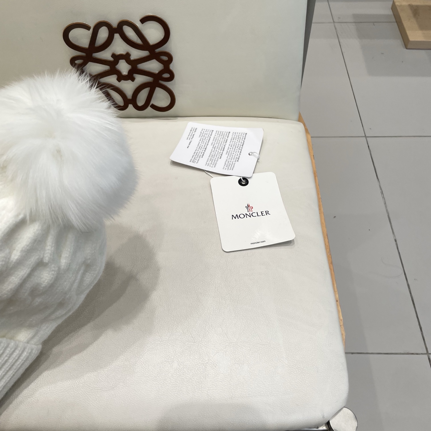   经典蒙口毛线帽
秋冬颜值超高的单品之一
真狐狸毛球 毛质非常紧致有质感！
四个颜色哦～拍照很上镜👋