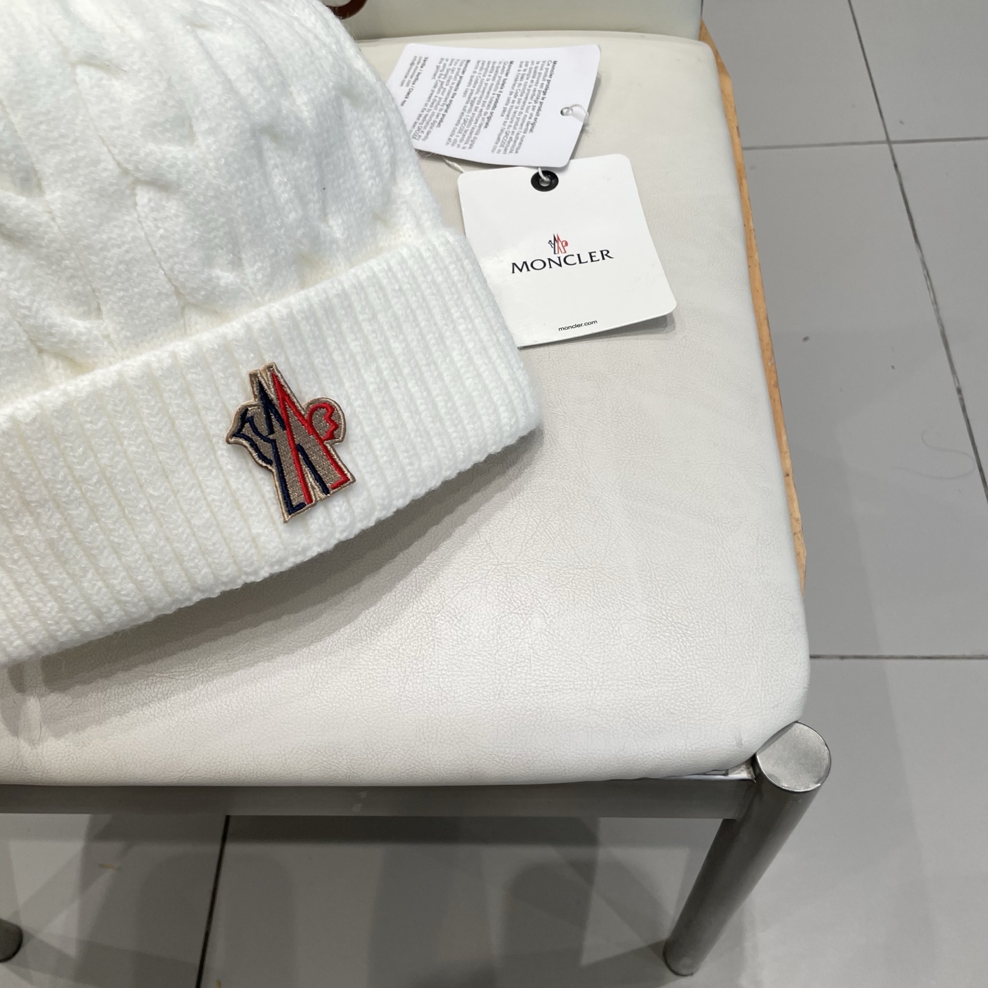   经典蒙口毛线帽
秋冬颜值超高的单品之一
真狐狸毛球 毛质非常紧致有质感！
四个颜色哦～拍照很上镜👋