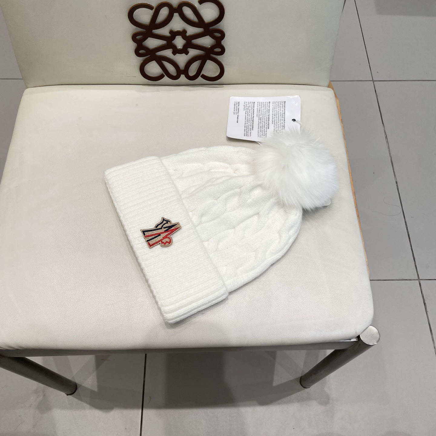   经典蒙口毛线帽
秋冬颜值超高的单品之一
真狐狸毛球 毛质非常紧致有质感！
四个颜色哦～拍照很上镜👋