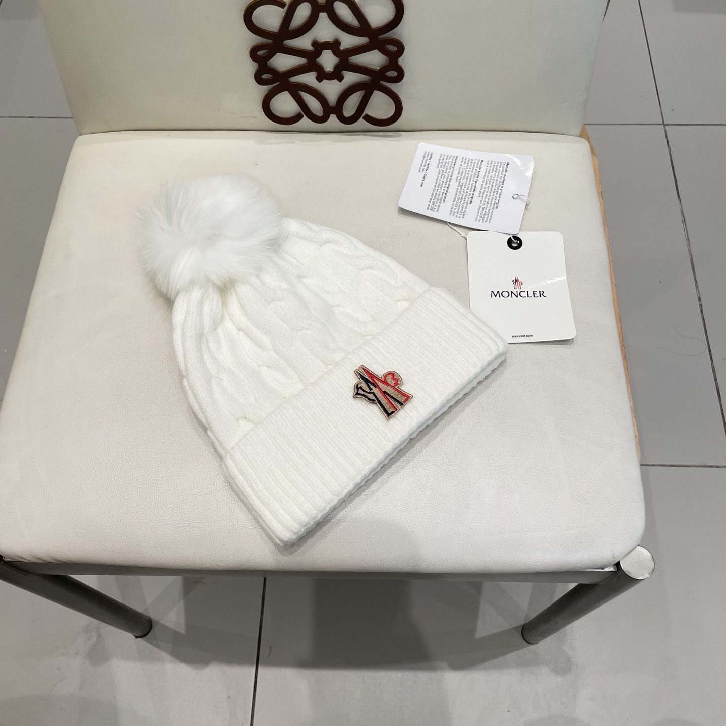   经典蒙口毛线帽
秋冬颜值超高的单品之一
真狐狸毛球 毛质非常紧致有质感！
四个颜色哦～拍照很上镜👋