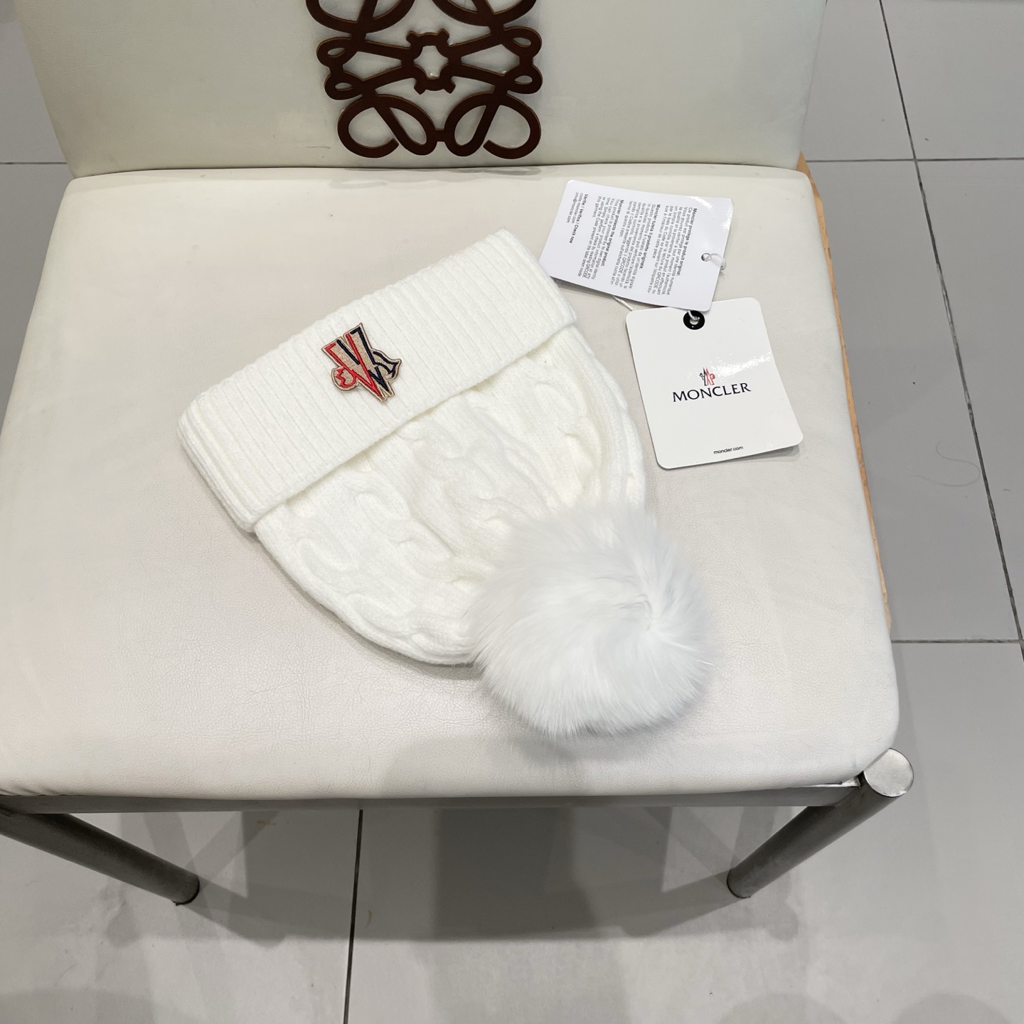   经典蒙口毛线帽
秋冬颜值超高的单品之一
真狐狸毛球 毛质非常紧致有质感！
四个颜色哦～拍照很上镜👋