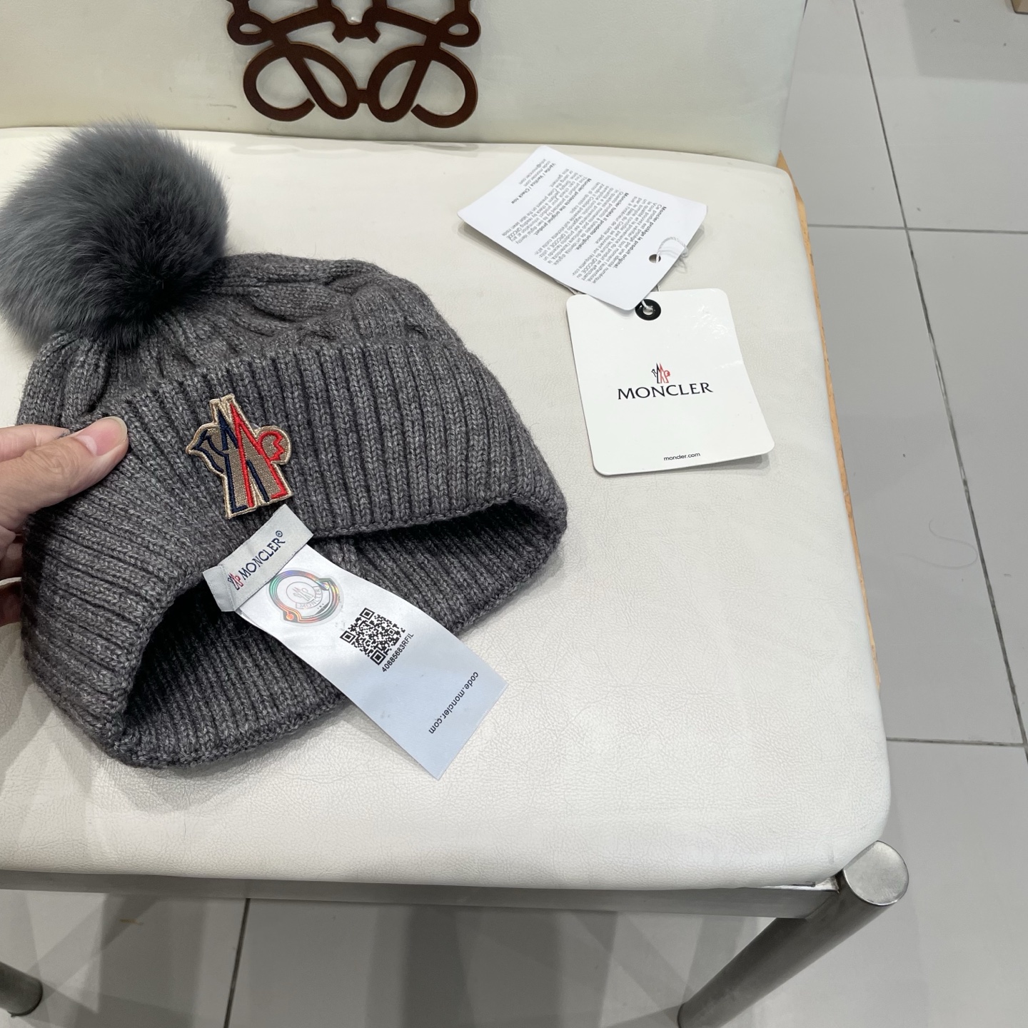   经典蒙口毛线帽
秋冬颜值超高的单品之一
真狐狸毛球 毛质非常紧致有质感！
四个颜色哦～拍照很上镜👋