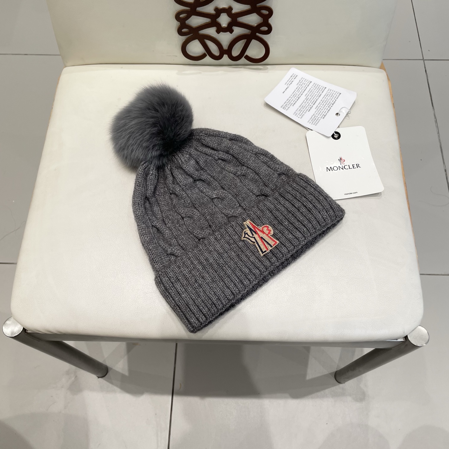   经典蒙口毛线帽
秋冬颜值超高的单品之一
真狐狸毛球 毛质非常紧致有质感！
四个颜色哦～拍照很上镜👋