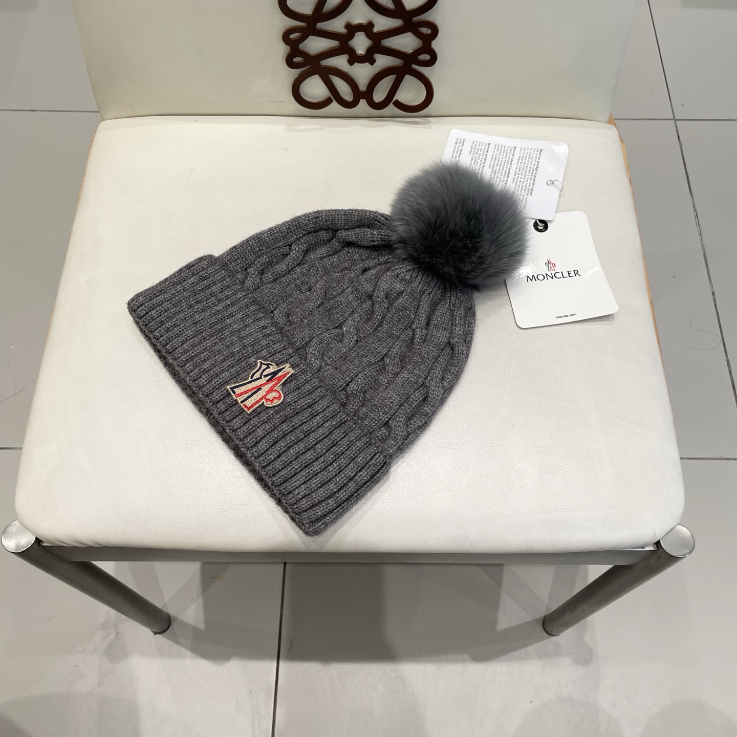   经典蒙口毛线帽
秋冬颜值超高的单品之一
真狐狸毛球 毛质非常紧致有质感！
四个颜色哦～拍照很上镜👋