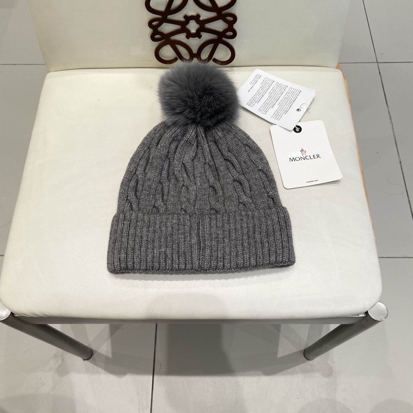   经典蒙口毛线帽
秋冬颜值超高的单品之一
真狐狸毛球 毛质非常紧致有质感！
四个颜色哦～拍照很上镜👋