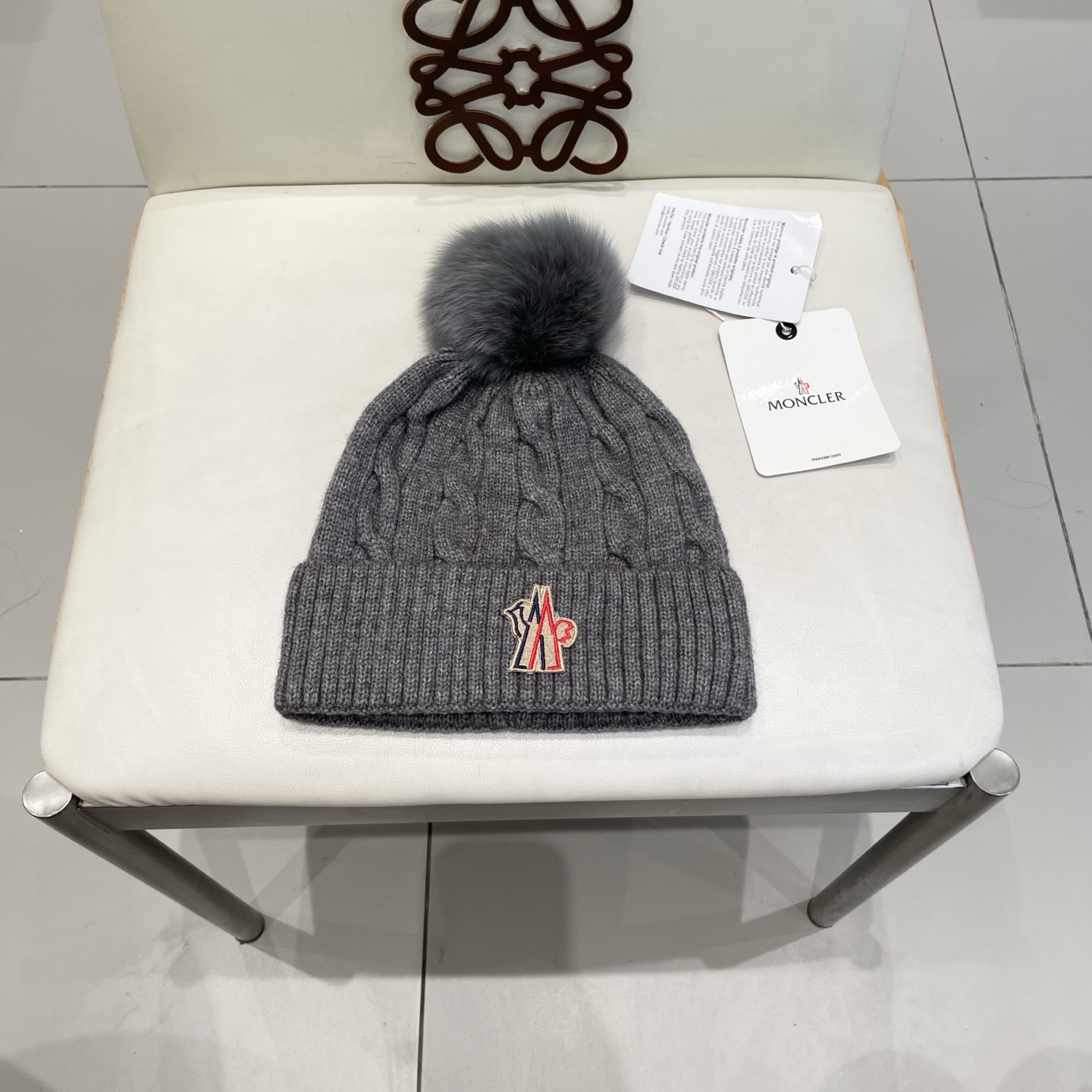   经典蒙口毛线帽
秋冬颜值超高的单品之一
真狐狸毛球 毛质非常紧致有质感！
四个颜色哦～拍照很上镜👋