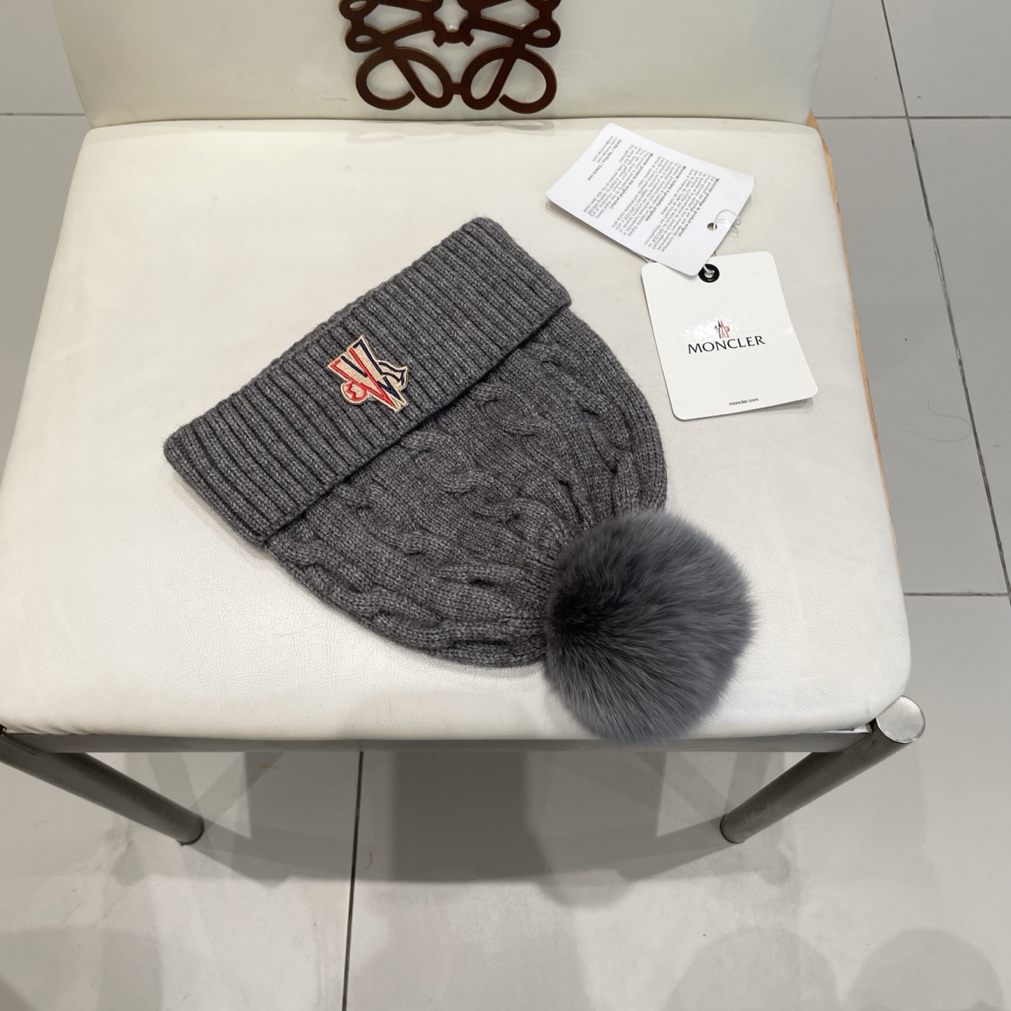   经典蒙口毛线帽
秋冬颜值超高的单品之一
真狐狸毛球 毛质非常紧致有质感！
四个颜色哦～拍照很上镜👋