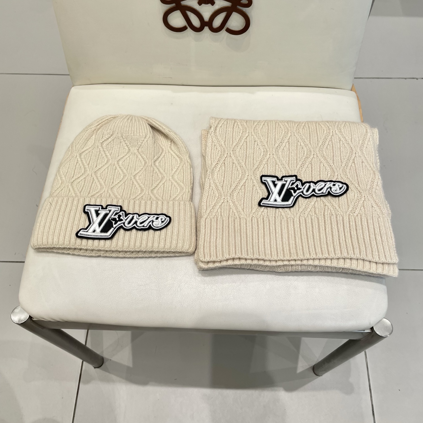 NO:364622,Lv Home.【Two-piece set-wool suit hat】Classic suit hat!  Hat scarf!  It’s super comfortable~ A young lady in winter~ You’re just a short set of hats this winter~ It’s warm and fashionable!  Universal style for men and women! Can be used as a couple style!  Complete anti-counterfeiting label hanging cards!  Louis vuitton, espadrilles,hatsLv家.【两件套-羊毛套装帽子】经典套装帽子！帽子围巾！暖暖哒超级舒服～冬日小姐姐减龄神器哦～这个冬天你就差这么一套套装帽子啦～又保暖又时尚！男女通用款!可以做情侣款！防伪标签吊卡齐全！多多款式,欢迎选择!帽子渔夫帽棒球帽针织帽,帽子,louis vuitton,espadrilles,hats,hat