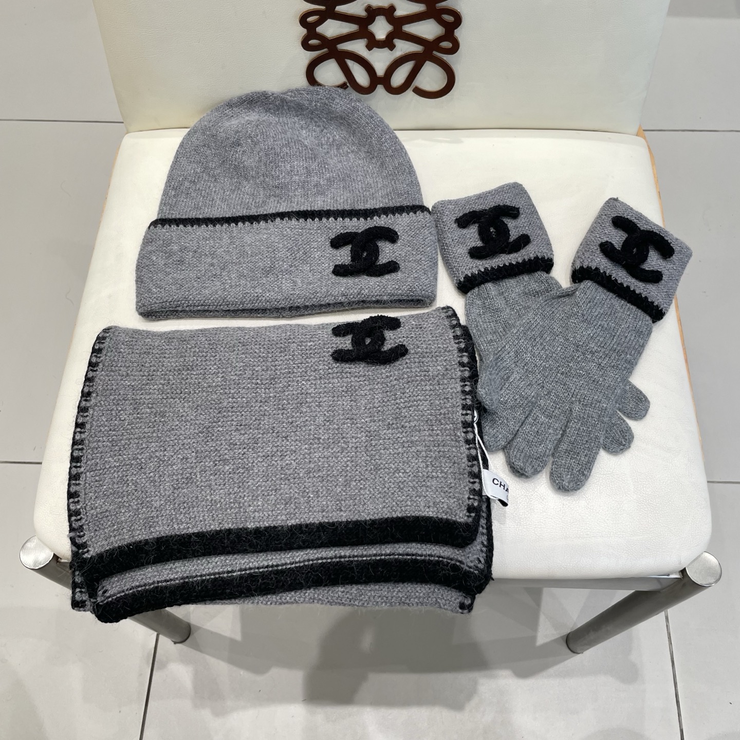 NO:364629,[Wool suit hat three-piece hat scarf gloves] Classic suit hat!  Hat scarf!  It’s super comfortable~ A young lady in winter~ You’re just a short set of hats this winter~ It’s warm and fashionable!  Universal style for men and women! Can be used as a couple style!  Complete anti-counterfeiting label hanging cards!  A variety of styles, welcome to choose! Hats, fisherman hats, baseball hats, knit hats, hats, espadrilles, gloves, hats【羊毛套装帽子三件套帽子围巾手套】经典套装帽子！帽子围巾！暖暖哒超级舒服～冬日小姐姐减龄神器哦～这个冬天你就差这么一套套装帽子啦～又保暖又时尚！男女通用款!可以做情侣款！防伪标签吊卡齐全！多多款式,欢迎选择!帽子渔夫帽棒球帽针织帽,帽子,espadrilles,gloves,hats,hat