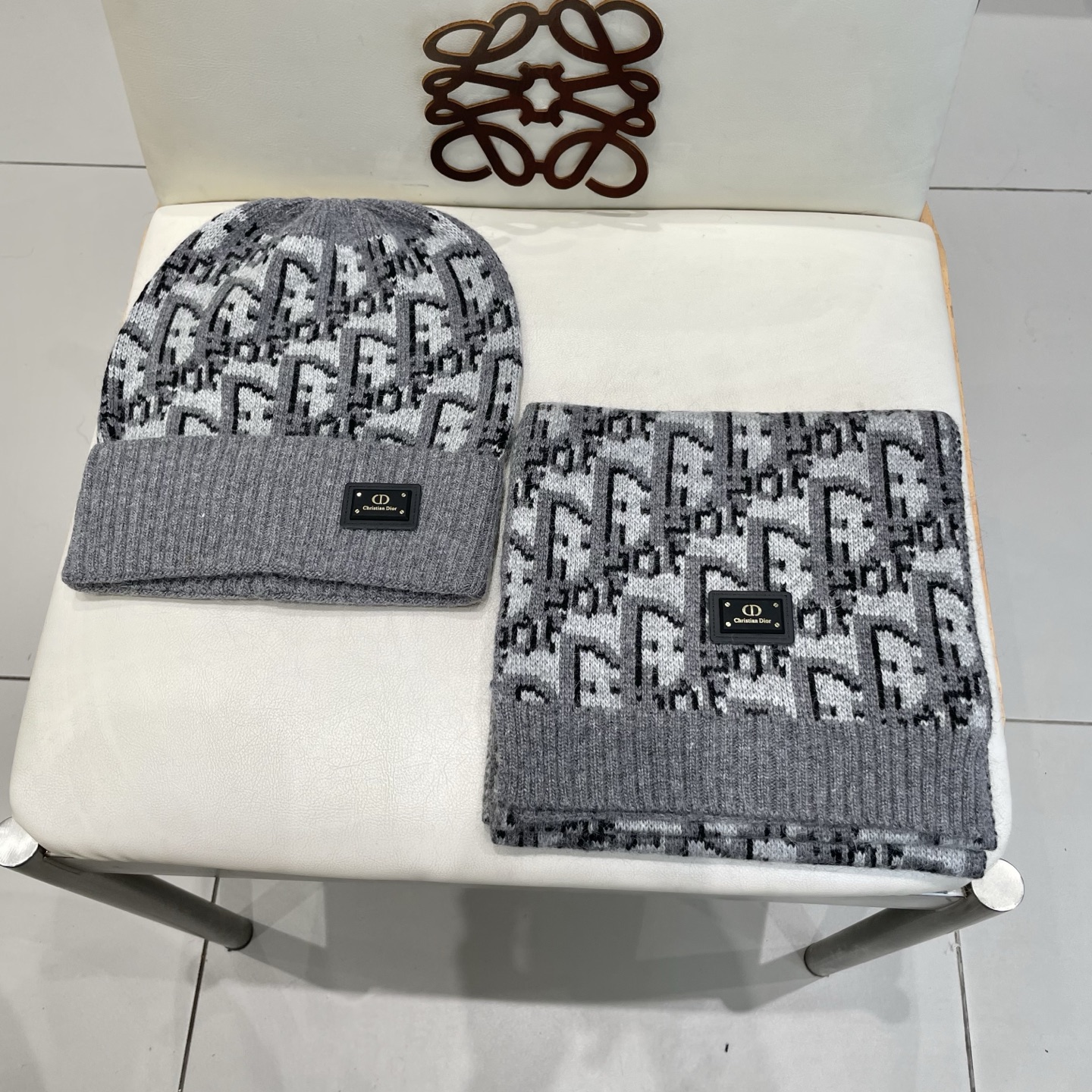 NO:364638,DIOR [Wool Set Hat] Classic Set Hat!  Hat scarf!  Material is 70 wool and 30 rabbit hair. It is warm and comfortable~ Age-reducing artifact for young ladies in winter~ You are just a short set of hats this winter~ It is warm and fashionable!  Universal style for men and women! Can be used as a couple style!  Complete anti-counterfeiting label hanging cards!  A variety of styles, welcome to choose! Hats, fisherman hats, baseball hats, knit hats, hats, dior, dior, espadrilles, hatsDIOR迪奥【羊毛套装帽子】经典套装帽子！帽子围巾！材质70羊毛30兔毛.暖暖哒超级舒服～冬日小姐姐减龄神器哦～这个冬天你就差这么一套套装帽子啦～又保暖又时尚！男女通用款!可以做情侣款！防伪标签吊卡齐全！多多款式,欢迎选择!帽子渔夫帽棒球帽针织帽,帽子,dior,dior,espadrilles,hats,hat