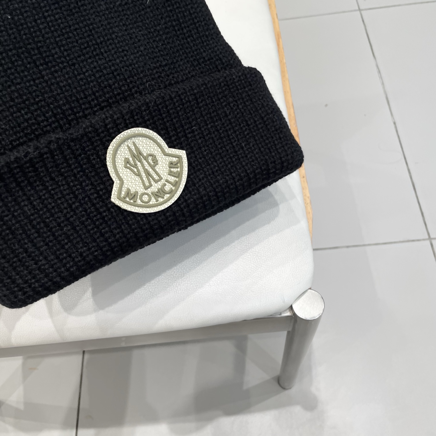  MONCLER蒙口🎩针织毛线帽，附带二维码，好品质高端大气，超柔软！超火爆💖质感很赞，出街超好搭配！时