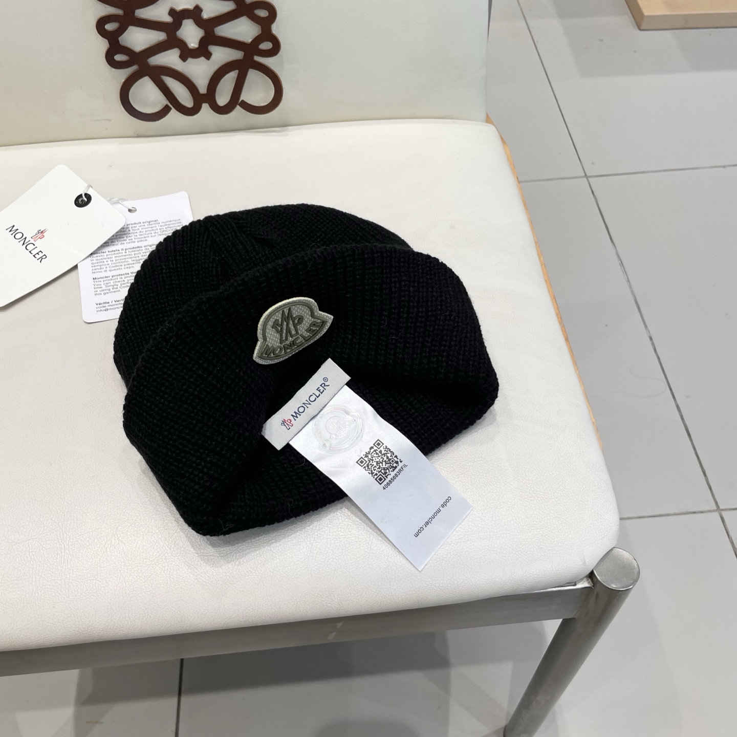  MONCLER蒙口🎩针织毛线帽，附带二维码，好品质高端大气，超柔软！超火爆💖质感很赞，出街超好搭配！时