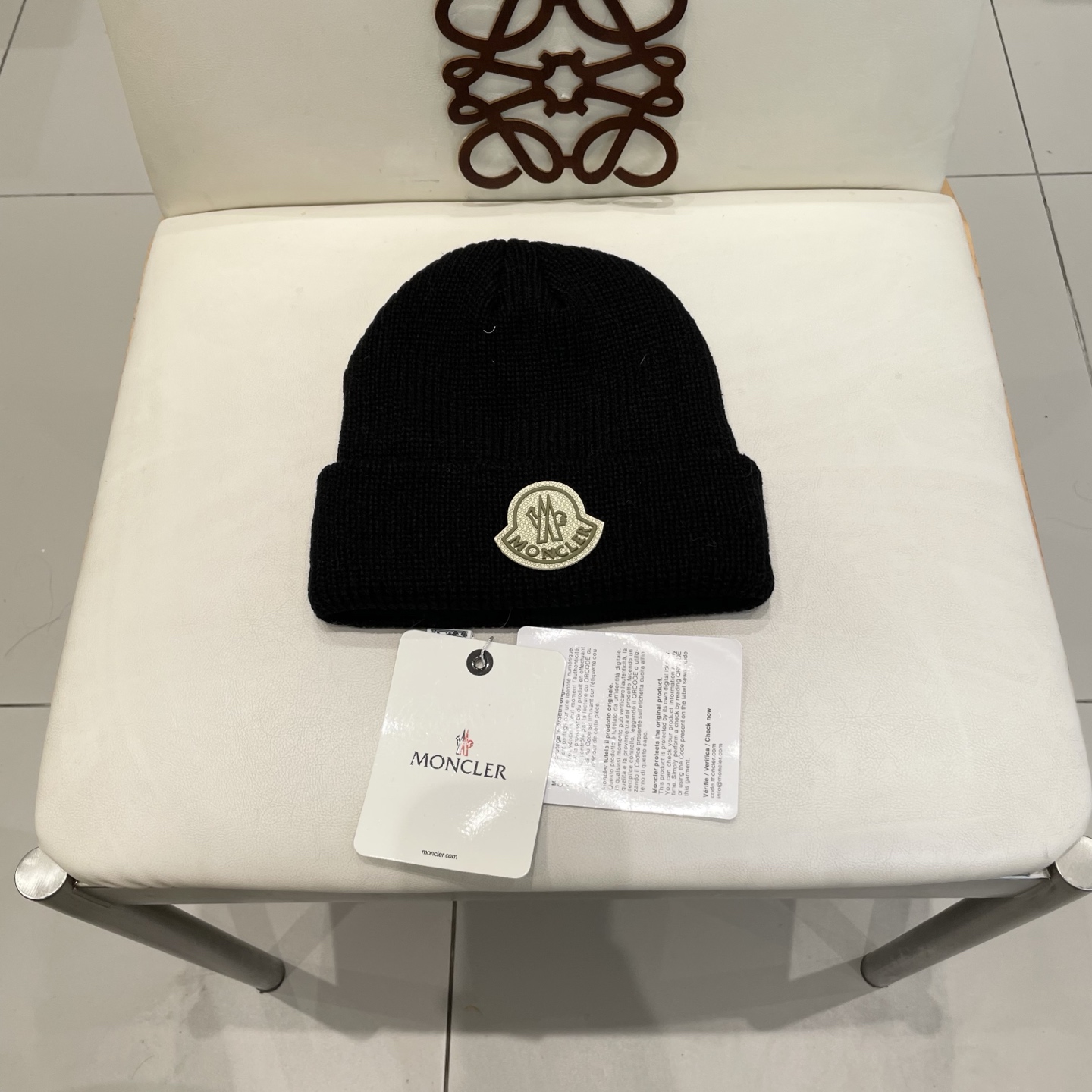  MONCLER蒙口🎩针织毛线帽，附带二维码，好品质高端大气，超柔软！超火爆💖质感很赞，出街超好搭配！时