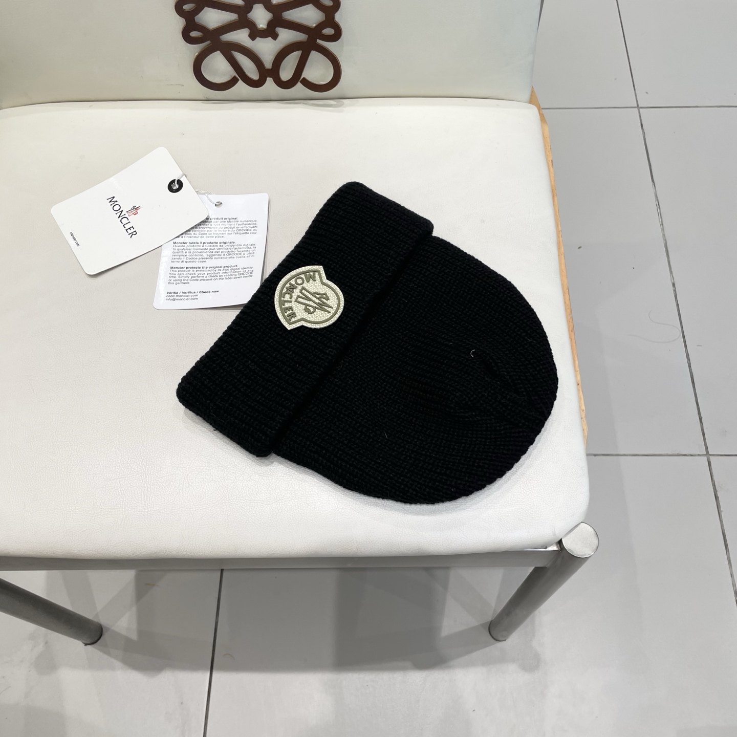  MONCLER蒙口🎩针织毛线帽，附带二维码，好品质高端大气，超柔软！超火爆💖质感很赞，出街超好搭配！时