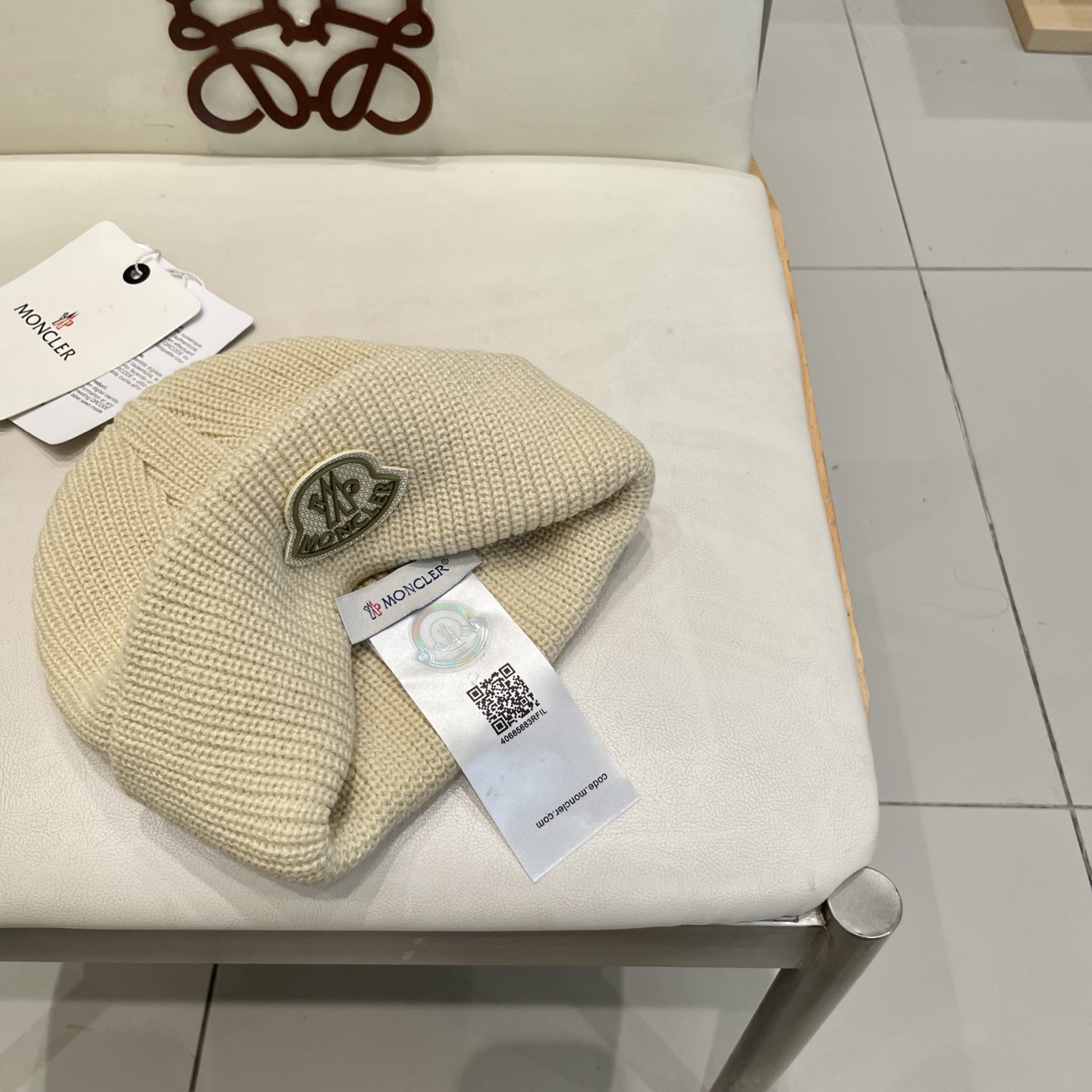  MONCLER蒙口🎩针织毛线帽，附带二维码，好品质高端大气，超柔软！超火爆💖质感很赞，出街超好搭配！时