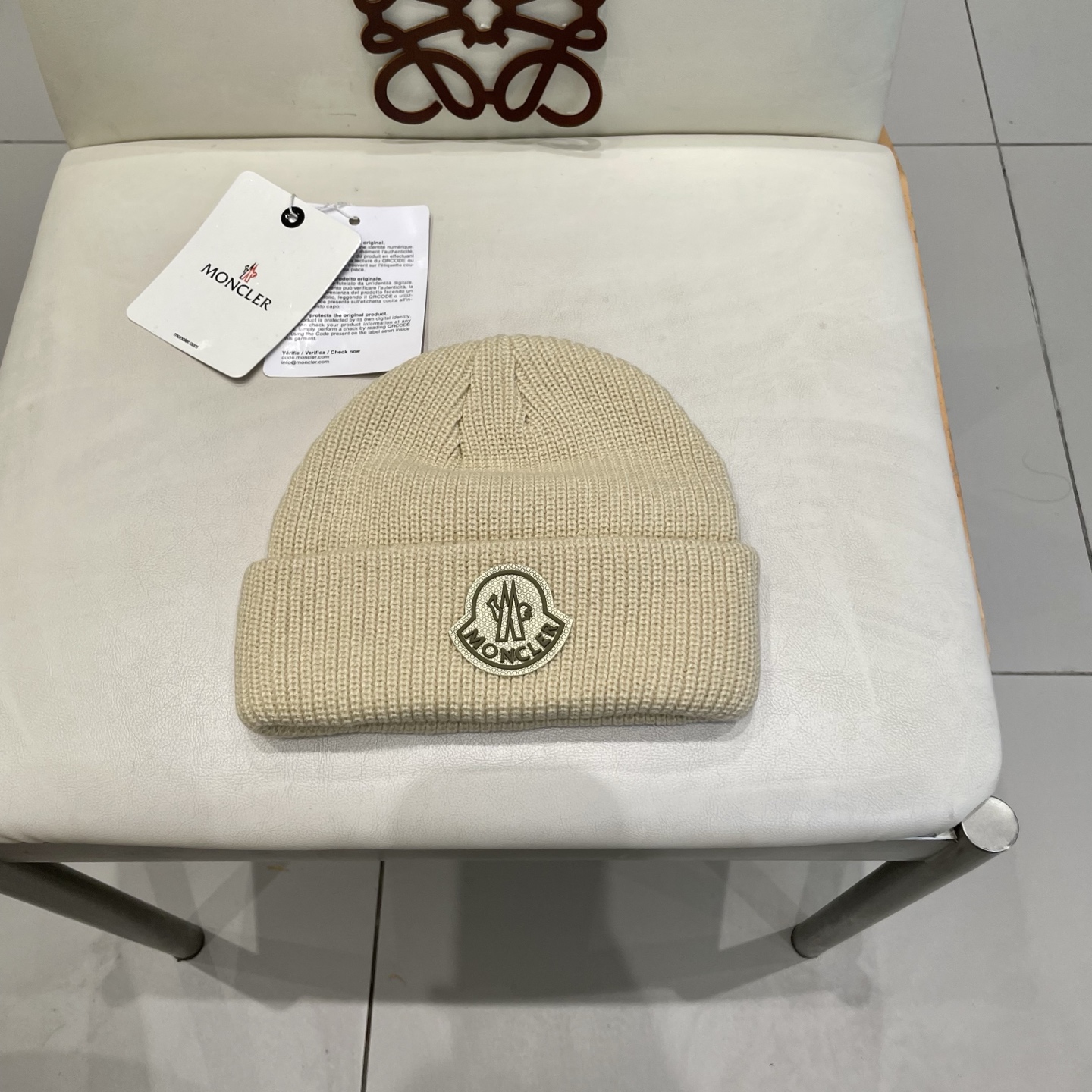  MONCLER蒙口🎩针织毛线帽，附带二维码，好品质高端大气，超柔软！超火爆💖质感很赞，出街超好搭配！时