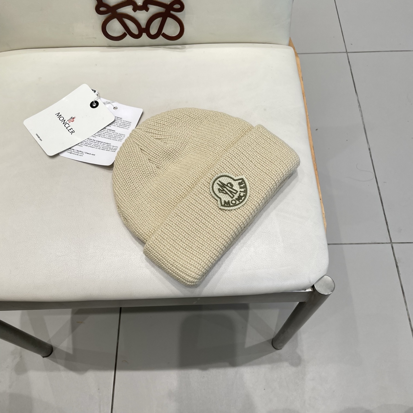  MONCLER蒙口🎩针织毛线帽，附带二维码，好品质高端大气，超柔软！超火爆💖质感很赞，出街超好搭配！时