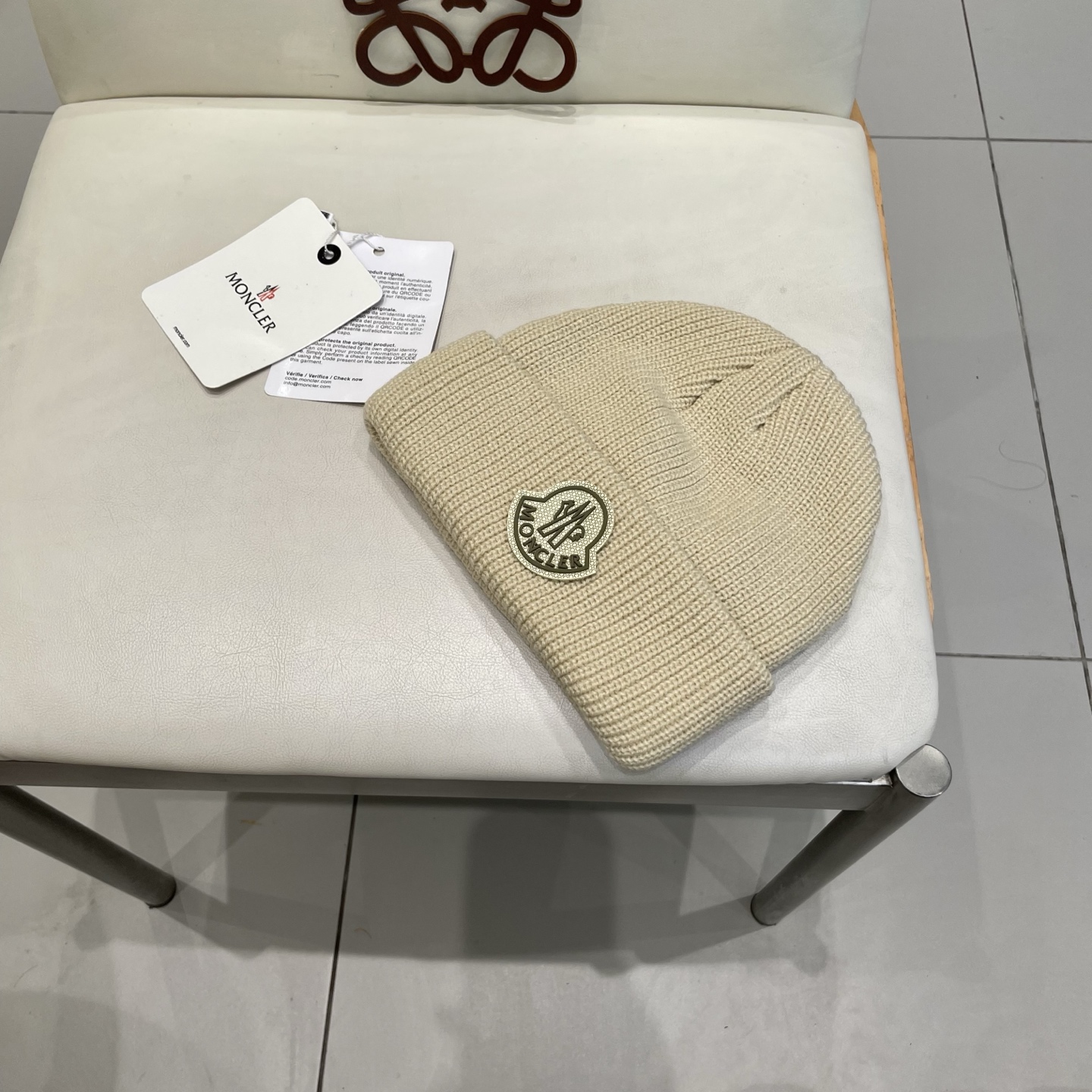  MONCLER蒙口🎩针织毛线帽，附带二维码，好品质高端大气，超柔软！超火爆💖质感很赞，出街超好搭配！时