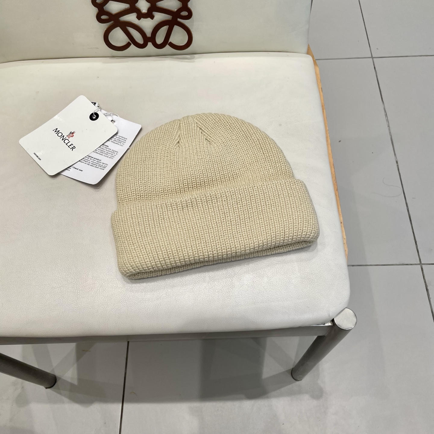  MONCLER蒙口🎩针织毛线帽，附带二维码，好品质高端大气，超柔软！超火爆💖质感很赞，出街超好搭配！时