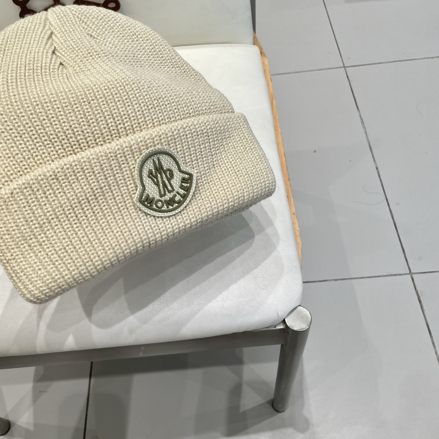  MONCLER蒙口🎩针织毛线帽，附带二维码，好品质高端大气，超柔软！超火爆💖质感很赞，出街超好搭配！时