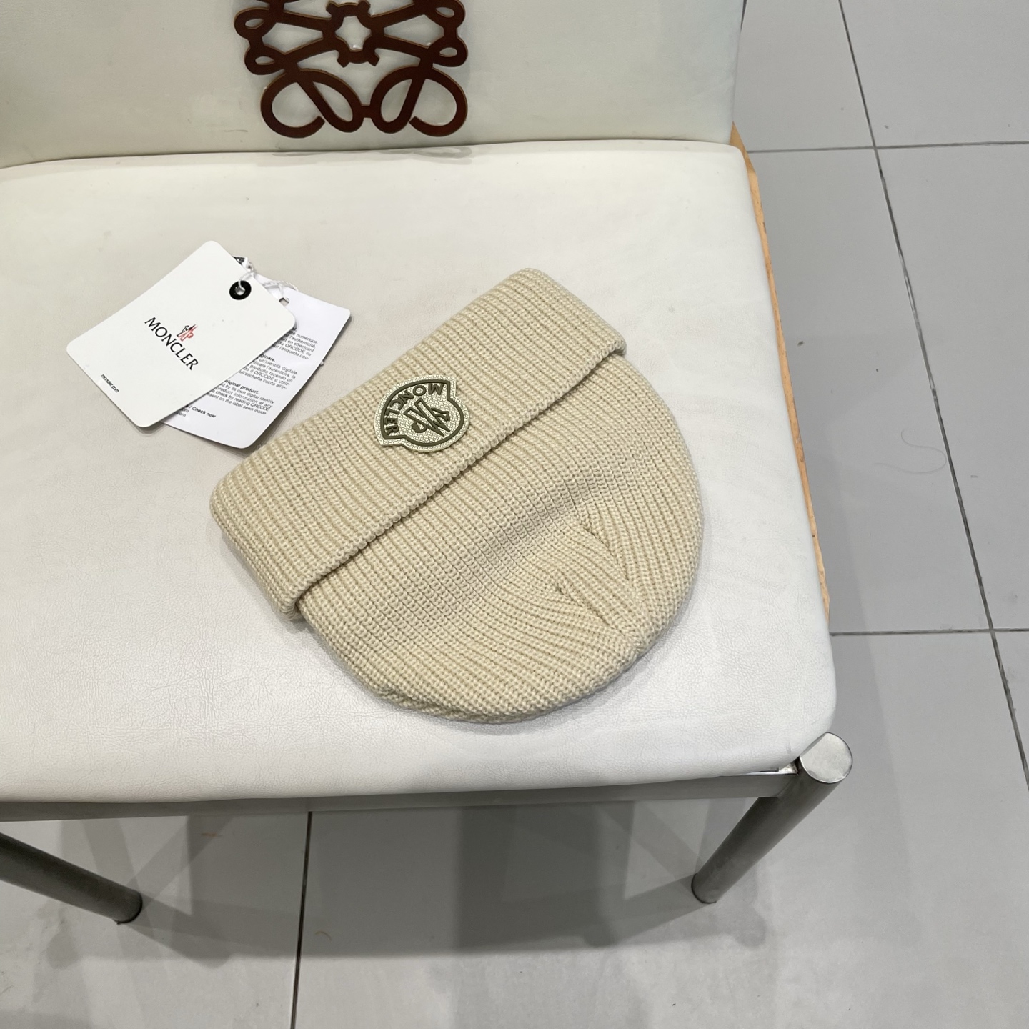  MONCLER蒙口🎩针织毛线帽，附带二维码，好品质高端大气，超柔软！超火爆💖质感很赞，出街超好搭配！时