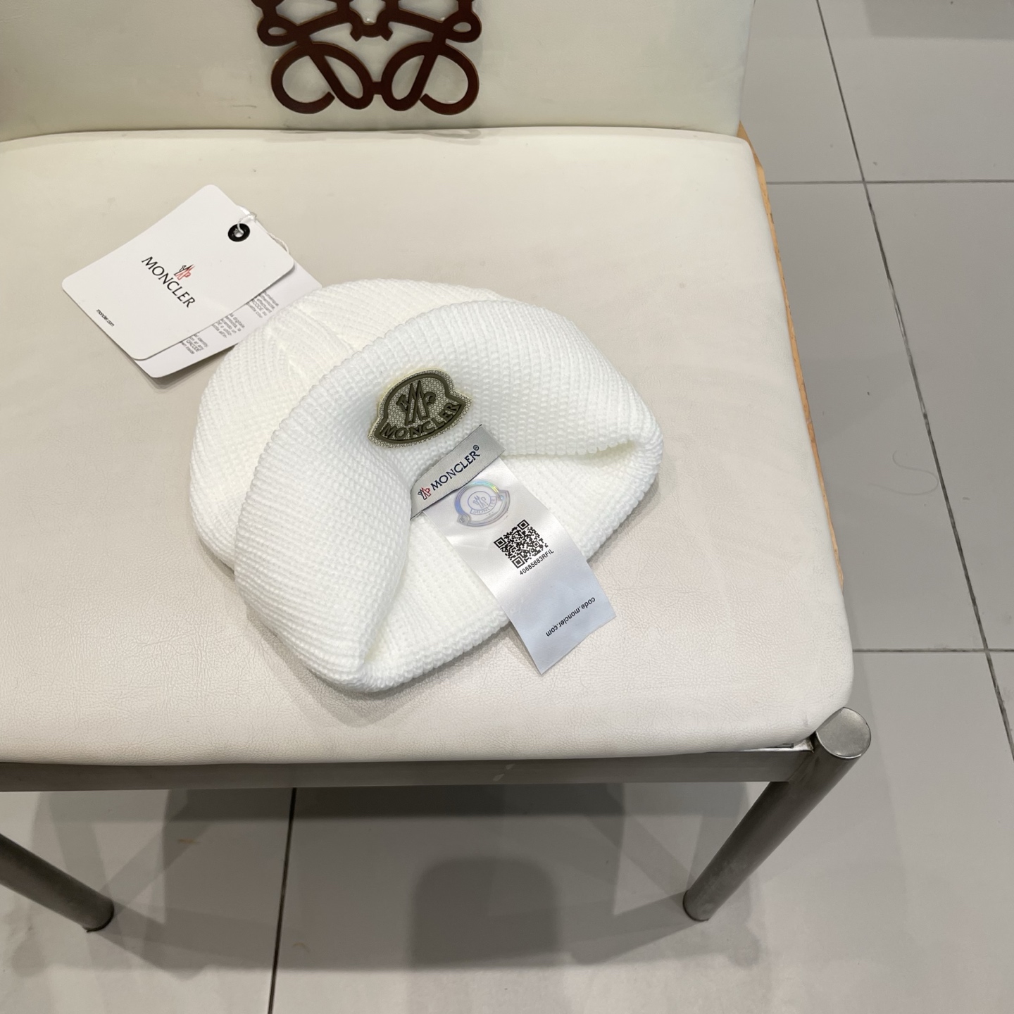  MONCLER蒙口🎩针织毛线帽，附带二维码，好品质高端大气，超柔软！超火爆💖质感很赞，出街超好搭配！时