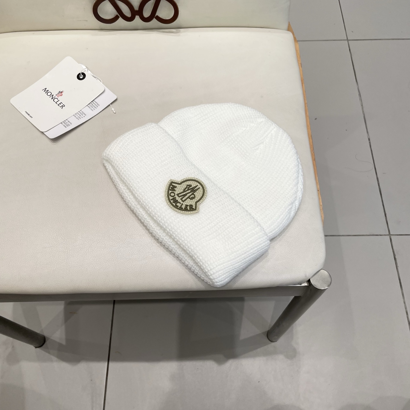  MONCLER蒙口🎩针织毛线帽，附带二维码，好品质高端大气，超柔软！超火爆💖质感很赞，出街超好搭配！时