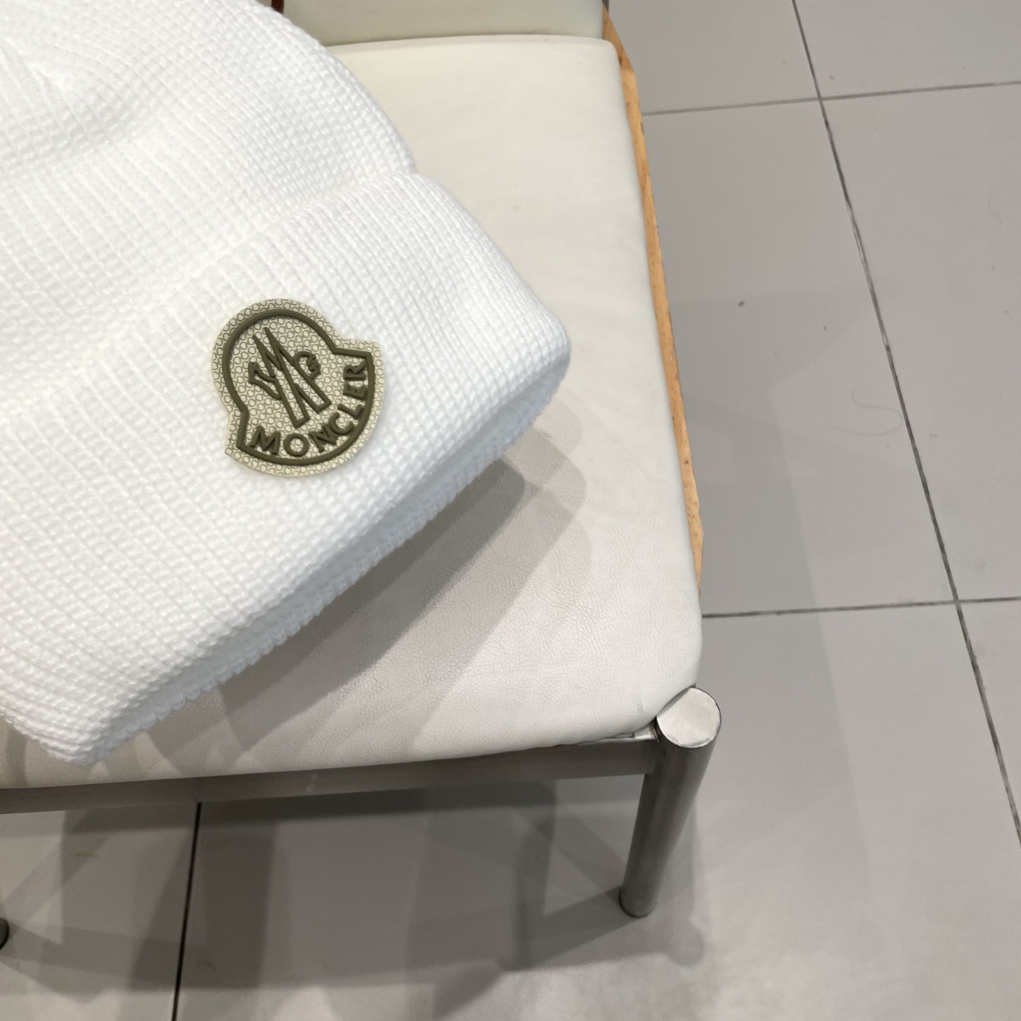  MONCLER蒙口🎩针织毛线帽，附带二维码，好品质高端大气，超柔软！超火爆💖质感很赞，出街超好搭配！时