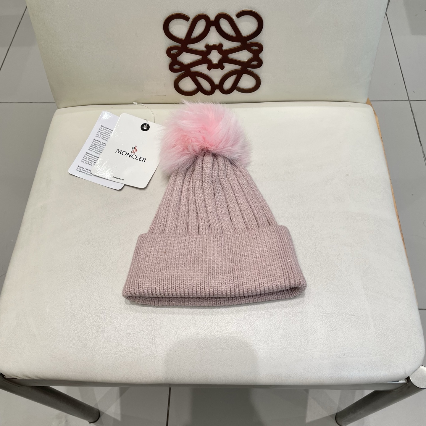 蒙口。经典蒙口毛线帽！配真狐狸毛球小姐姐的冬日最爱～随便搭配什么衣服都好看！又减龄又显可爱的一款～颜色很