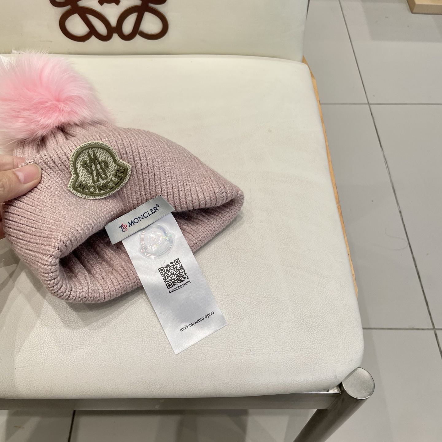 蒙口。经典蒙口毛线帽！配真狐狸毛球小姐姐的冬日最爱～随便搭配什么衣服都好看！又减龄又显可爱的一款～颜色很