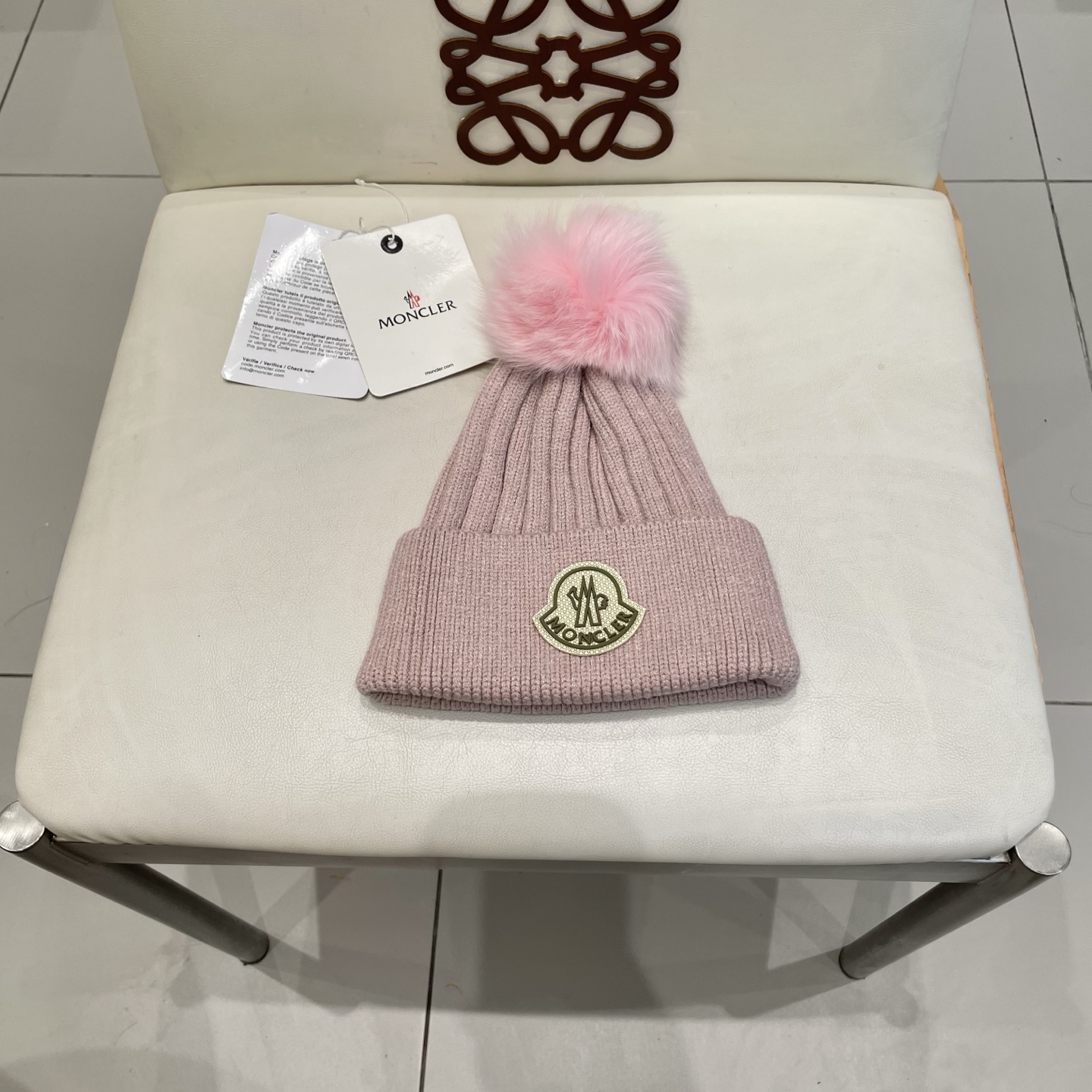 蒙口。经典蒙口毛线帽！配真狐狸毛球小姐姐的冬日最爱～随便搭配什么衣服都好看！又减龄又显可爱的一款～颜色很