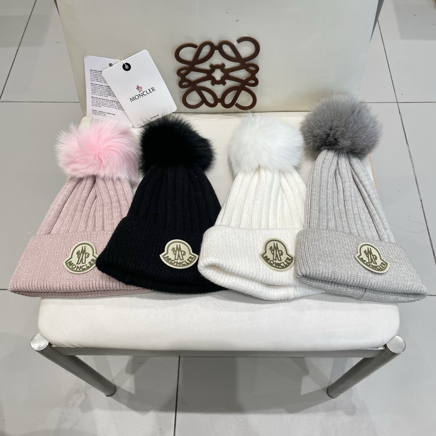 蒙口。经典蒙口毛线帽！配真狐狸毛球小姐姐的冬日最爱～随便搭配什么衣服都好看！又减龄又显可爱的一款～颜色很