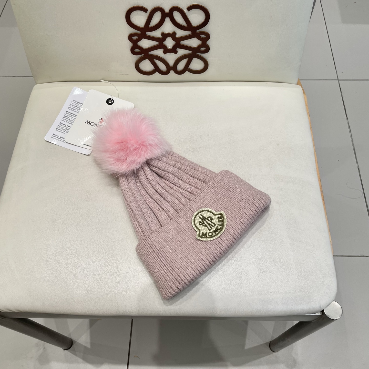 蒙口。经典蒙口毛线帽！配真狐狸毛球小姐姐的冬日最爱～随便搭配什么衣服都好看！又减龄又显可爱的一款～颜色很