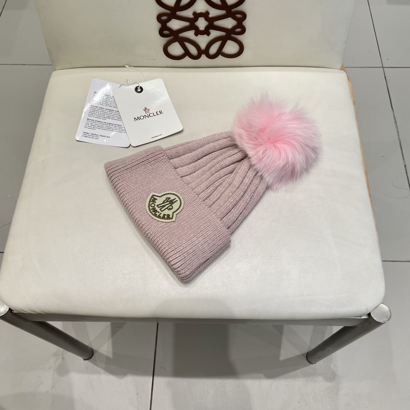 蒙口。经典蒙口毛线帽！配真狐狸毛球小姐姐的冬日最爱～随便搭配什么衣服都好看！又减龄又显可爱的一款～颜色很