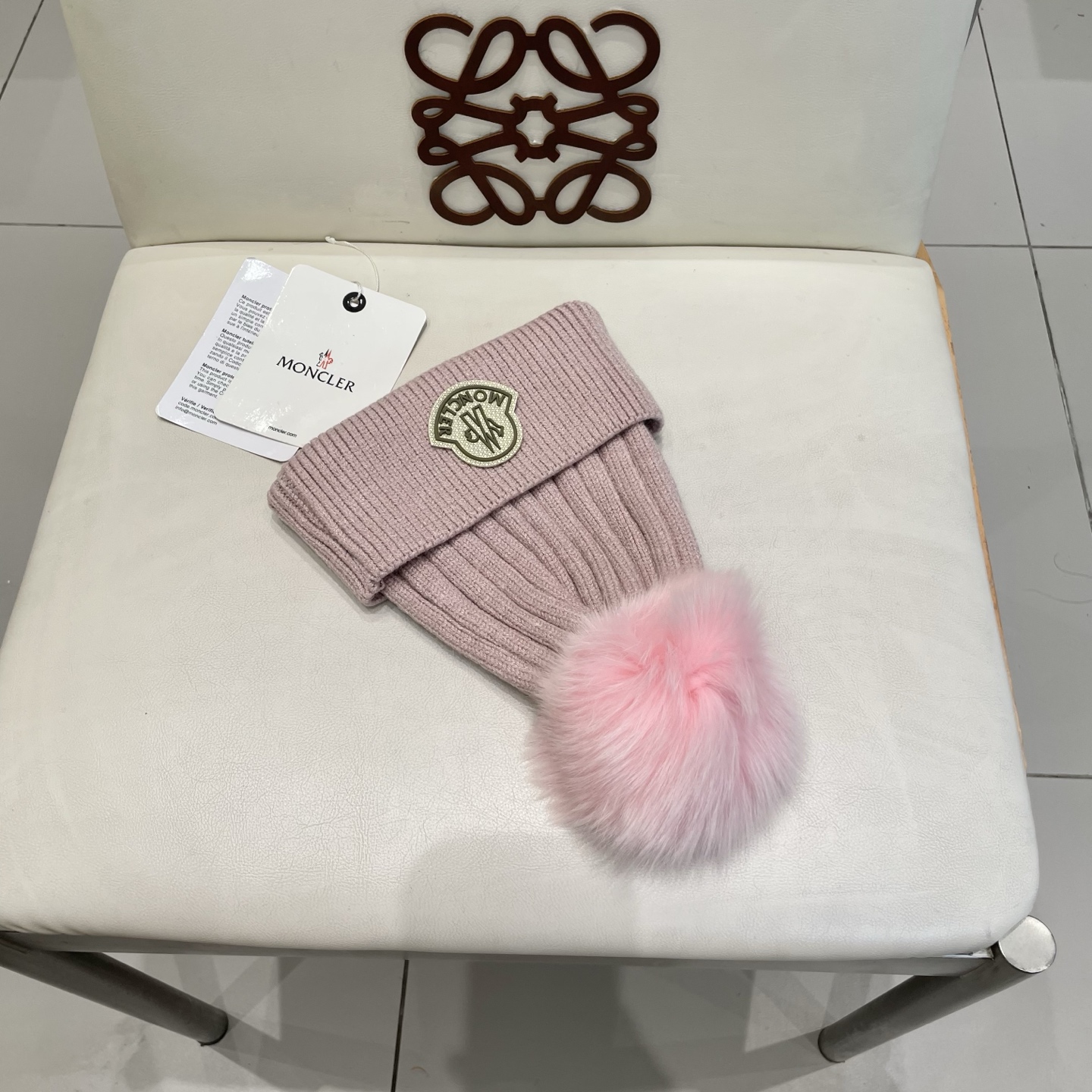 蒙口。经典蒙口毛线帽！配真狐狸毛球小姐姐的冬日最爱～随便搭配什么衣服都好看！又减龄又显可爱的一款～颜色很