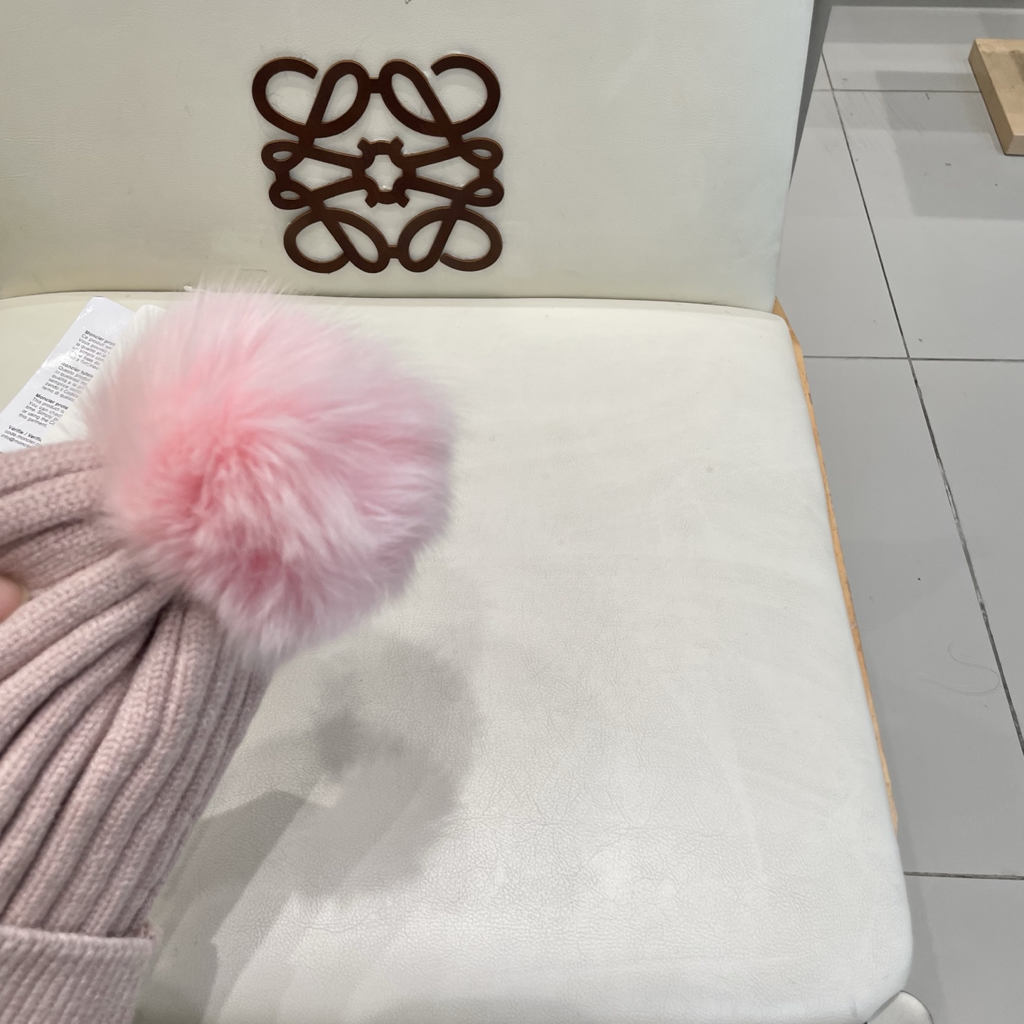 蒙口。经典蒙口毛线帽！配真狐狸毛球小姐姐的冬日最爱～随便搭配什么衣服都好看！又减龄又显可爱的一款～颜色很