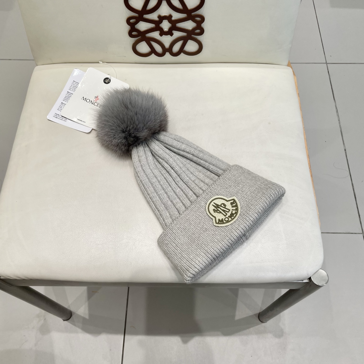 蒙口。经典蒙口毛线帽！配真狐狸毛球小姐姐的冬日最爱～随便搭配什么衣服都好看！又减龄又显可爱的一款～颜色很