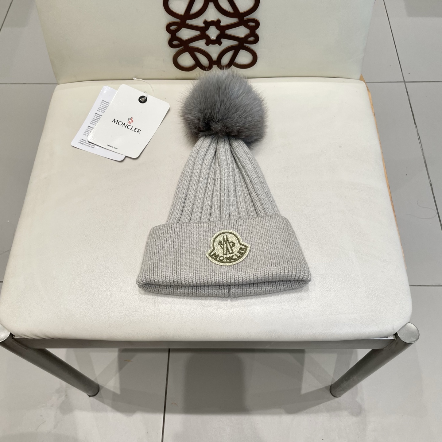 蒙口。经典蒙口毛线帽！配真狐狸毛球小姐姐的冬日最爱～随便搭配什么衣服都好看！又减龄又显可爱的一款～颜色很